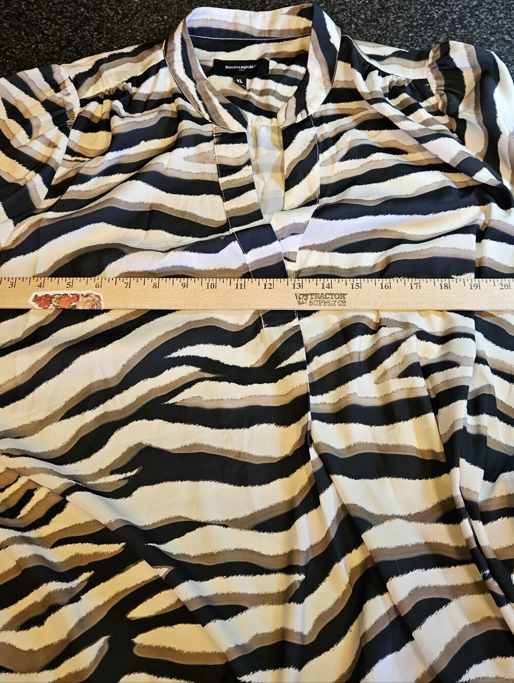 Banana Republic Animal Print Blouse Shirt Top XL Long Flare Sleeve V Neck - Picture 10 of 10